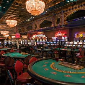 Menu navigasi aplikasi mobile dirgawin88 dengan akses ke permainan slot, live casino, dan profil pengguna